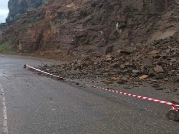 Զովունի գյուղից Կորեայի ձոր տանող ավտոճանապարհին քարաթափում է եղել. ճանապարհը երկկողմանի փակ է